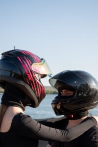 Deux personnes portant un casque de scooter homologué