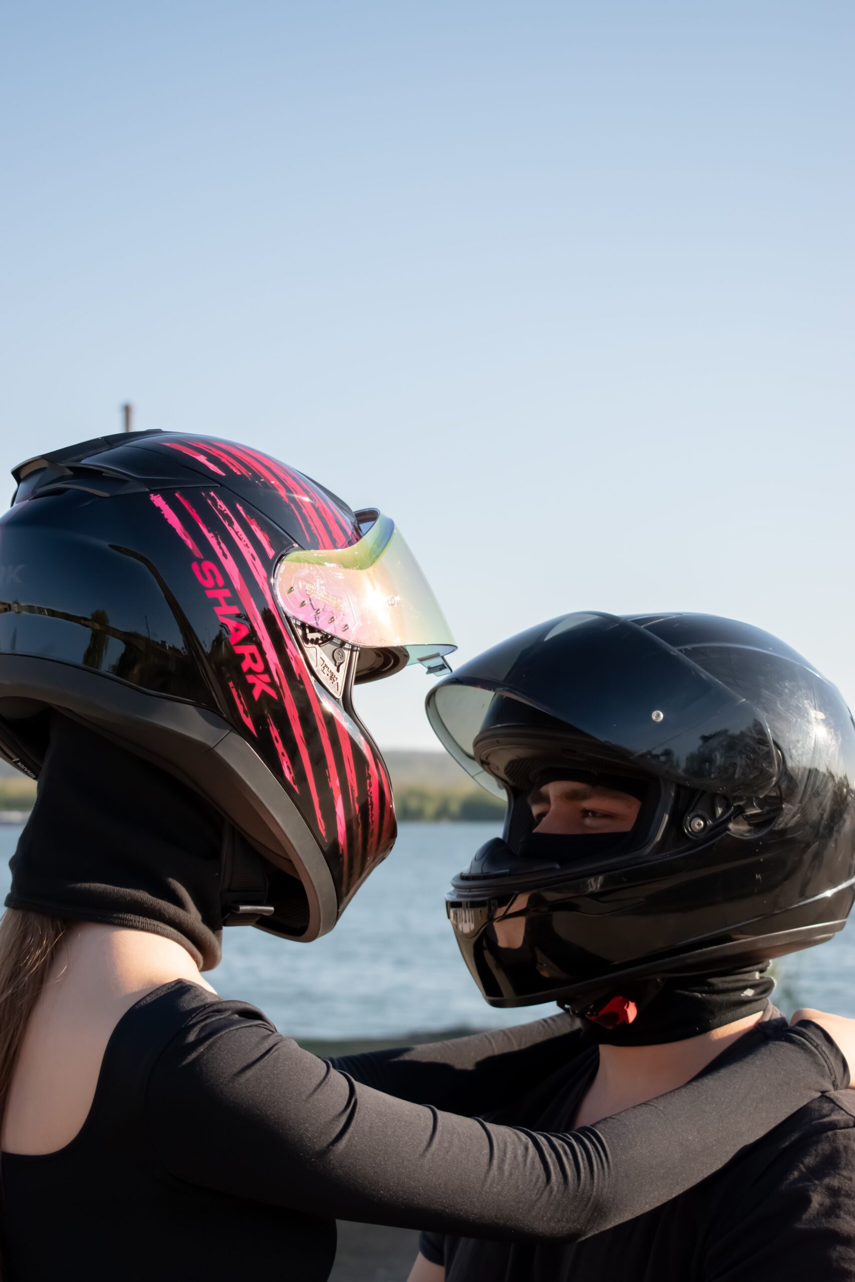 Deux personnes portant un casque de scooter homologué
