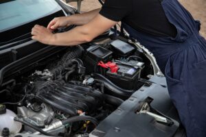 Remplacement d'une batterie de voiture dans le compartiment moteur