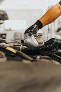 Vidange moteur voiture : ajout d'huile moteur dans le compartiment moteur